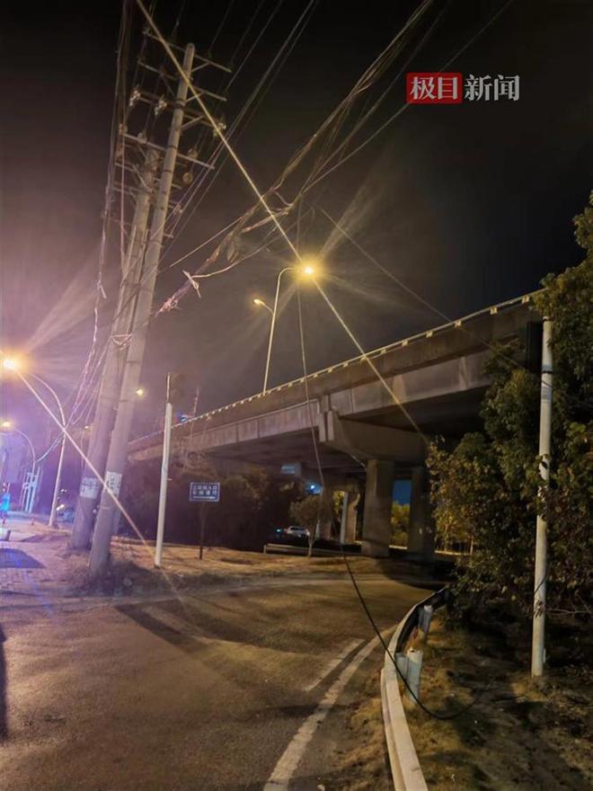 电缆线掉落道路中央武汉东湖交警紧急处置除隐患彩神(图2)